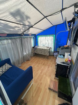 Caravana gris y blanca. Estará montada hasta 09/01