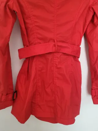 Gabardina Stradivarius Roja Talla S