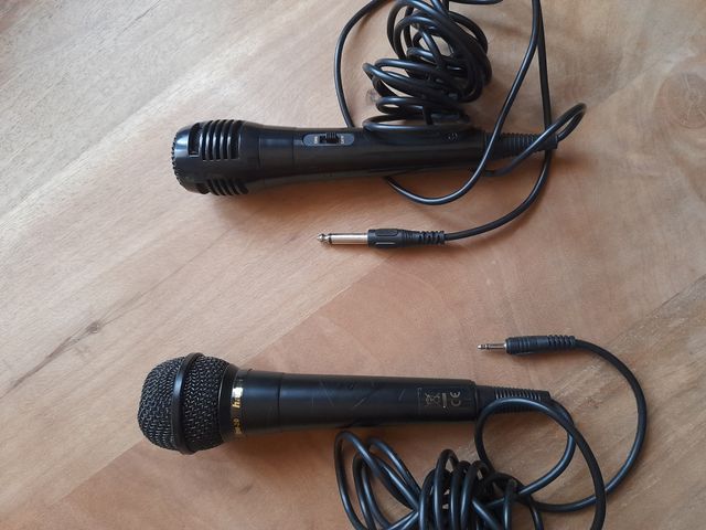 2 Micrófonos Negros con Cable