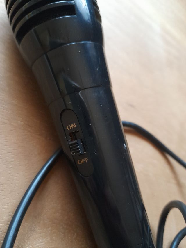 2 Micrófonos Negros con Cable