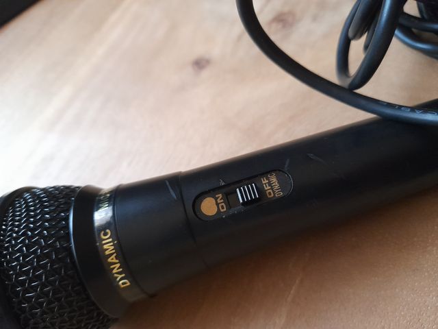 2 Micrófonos Negros con Cable