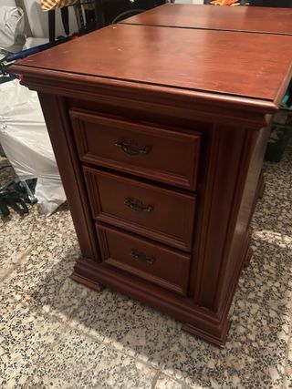 Mesita de noche de madera y cabecero a juego