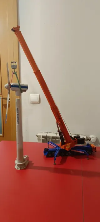 Grúa y aerogenerador. Si