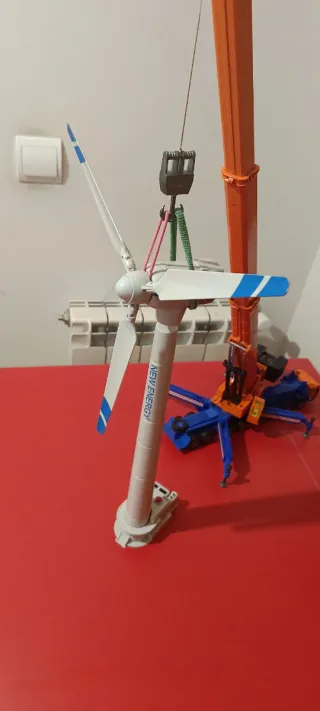 Grúa y aerogenerador. Si