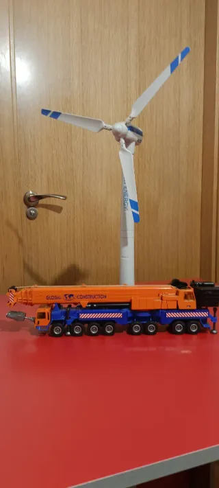Grúa y aerogenerador. Si