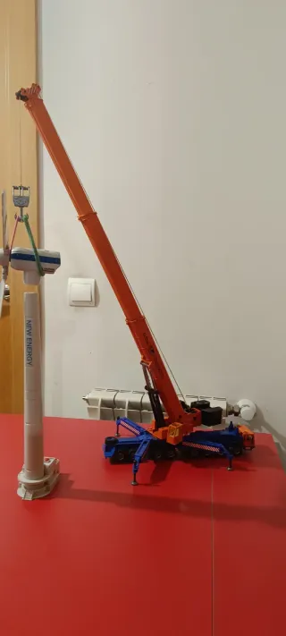 Grúa y aerogenerador. Si