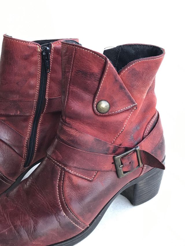 Botines granates con hebilla y cremallera