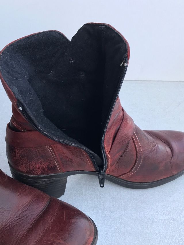 Botines granates con hebilla y cremallera