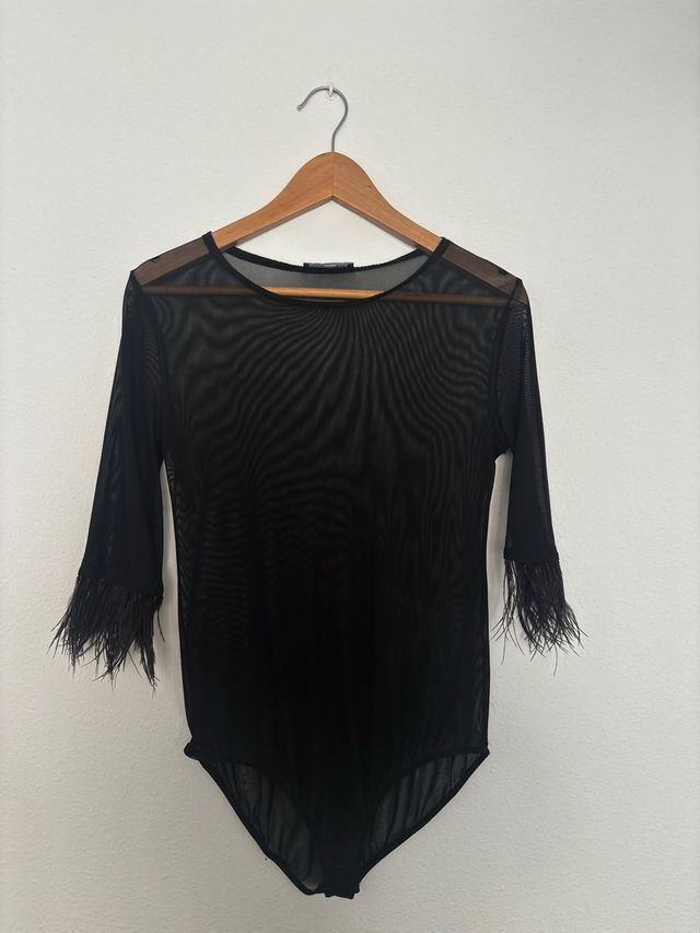 Body de malla negro con plumas