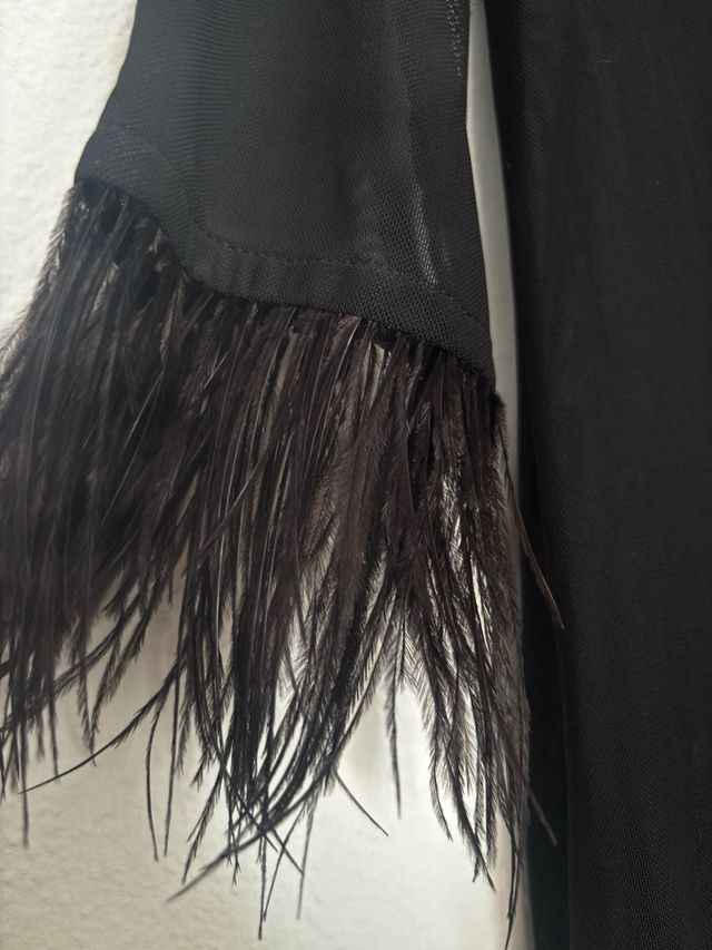 Body de malla negro con plumas