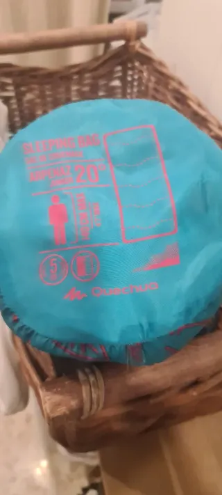 Saco de dormir azul con estampado