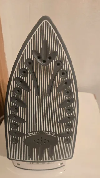 Plancha de ropa blanca y gris