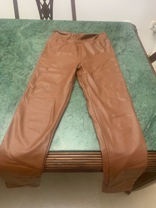 Pantalón polipiel marrón y pantalón polipiel negro