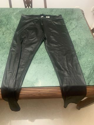 Pantalón polipiel marrón y pantalón polipiel negro