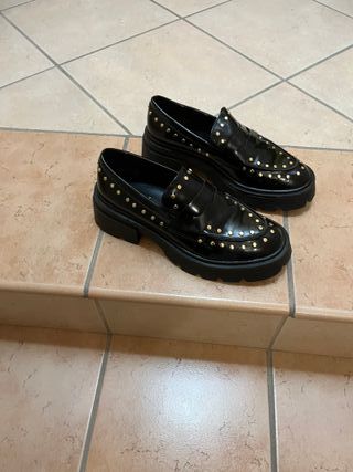 Mocassini Exé neri borchie oro