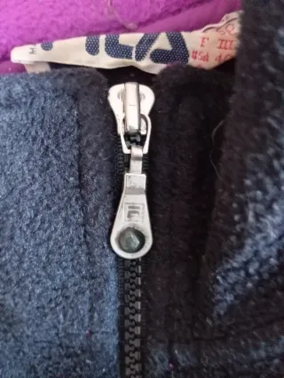 Forro polar Fila negro y morado