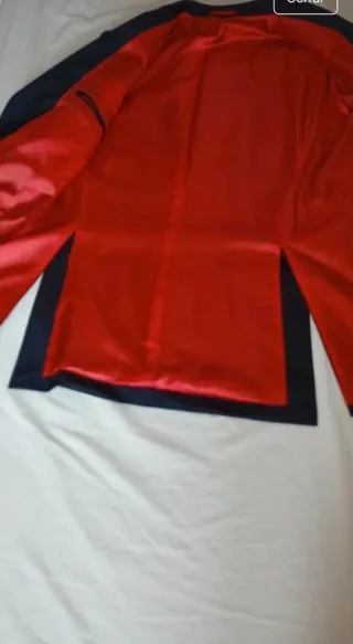 Traje Carolina Herrera azul oscuro liso.