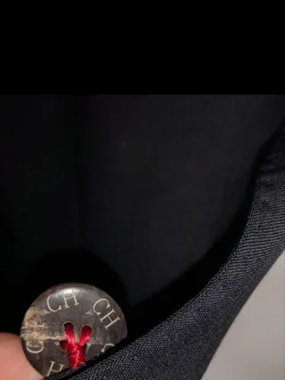 Traje Carolina Herrera azul oscuro liso.