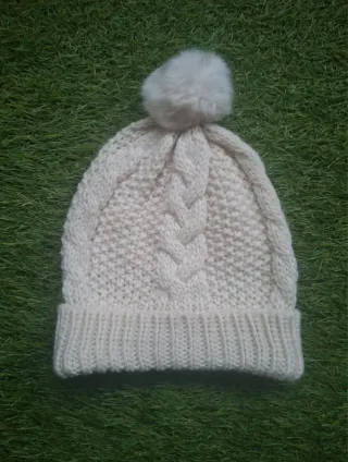 Gorro de lana tejido con pompón