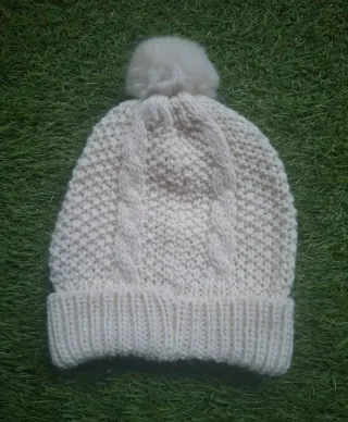 Gorro de lana tejido con pompón
