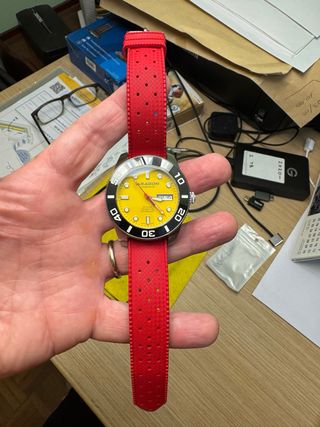 Reloj Aragon Divemaster Automático Amarillo