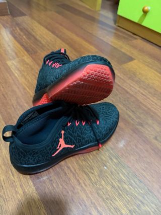 Zapatillas Jordan Negras y Rojas ORIGINALES.
