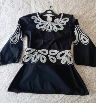 Blusa negra con detalles blancos