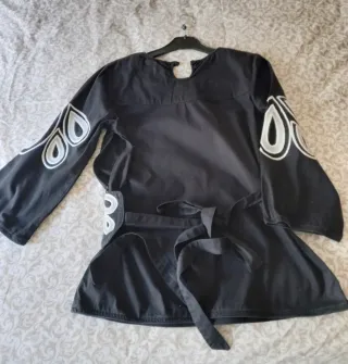 Blusa negra con detalles blancos