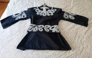 Blusa negra con detalles blancos