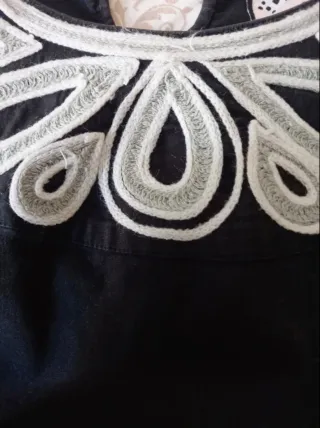 Blusa negra con detalles blancos