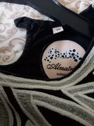 Blusa negra con detalles blancos