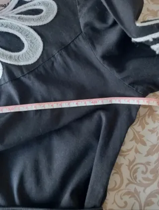 Blusa negra con detalles blancos