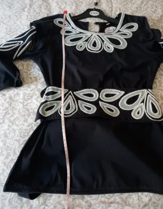 Blusa negra con detalles blancos