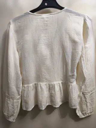 Blusa Stradivarius bordada lazo talla M