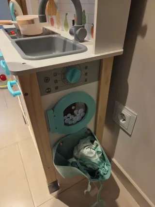 Cocina de juguete con cafetera y accesorios