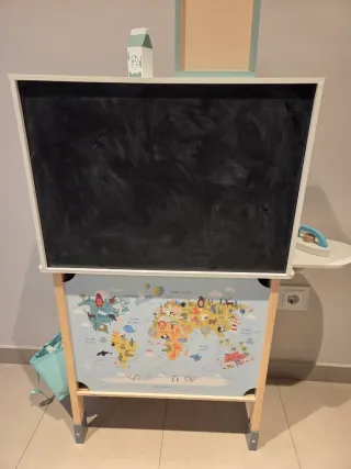 Cocina de juguete con cafetera y accesorios