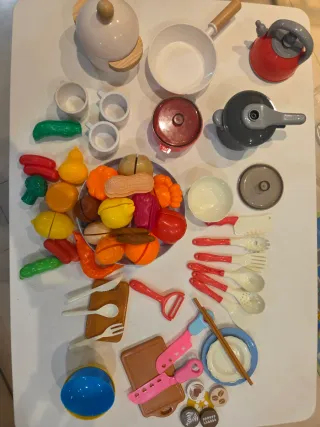 Cocina de juguete con cafetera y accesorios