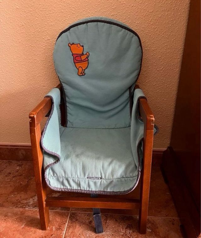 Trona de madera con cojín de Winnie the Pooh