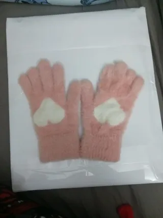 Guantes rosas con corazón blanco