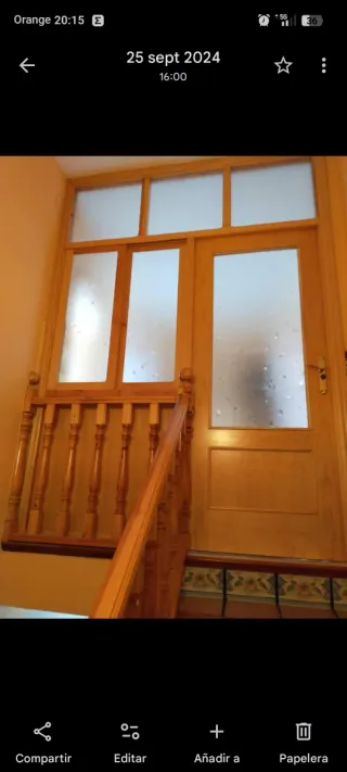 Puerta de madera para escalera