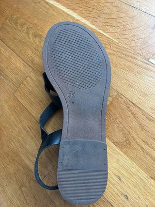 Sandalias negras de tiras