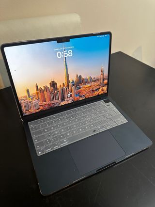 • MACBOOK AIR M2 13,6” 8GB, 512GB Midnight + ACCS.