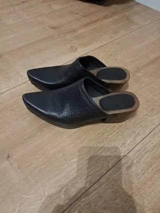 Zuecos Vialis Negros y Marrones