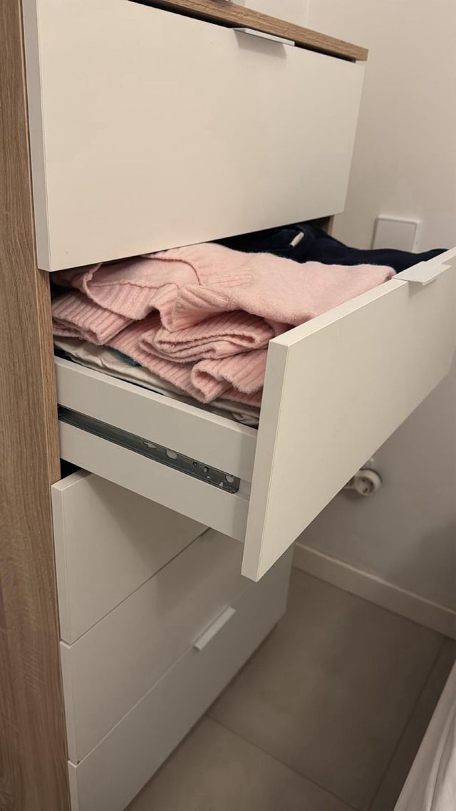 Cómoda 5 cajones madera y blanco