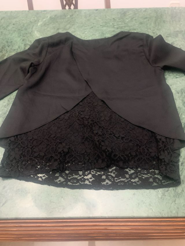 Camisa negra con encaje