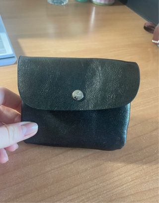 Monedero negro con cierre a presión