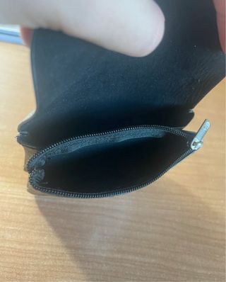 Monedero negro con cierre a presión