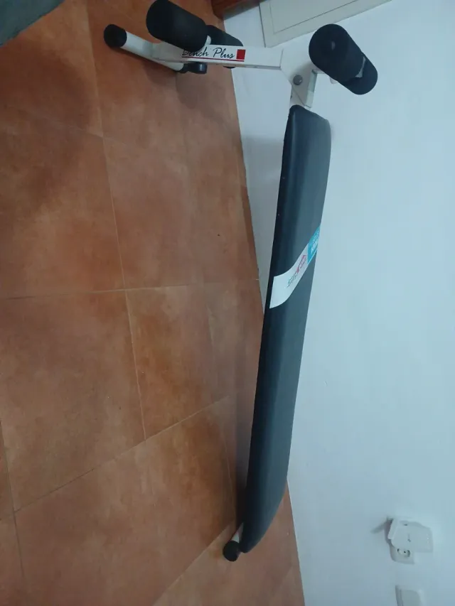 Banco de abdominales y pesas