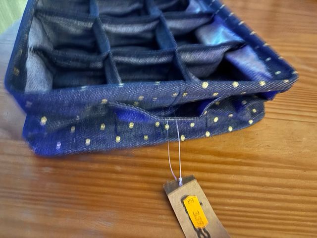 Organizador de tela con lunares dorados