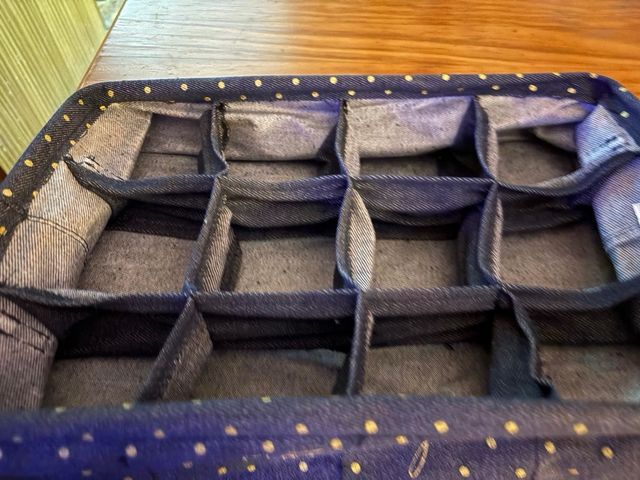 Organizador de tela con lunares dorados